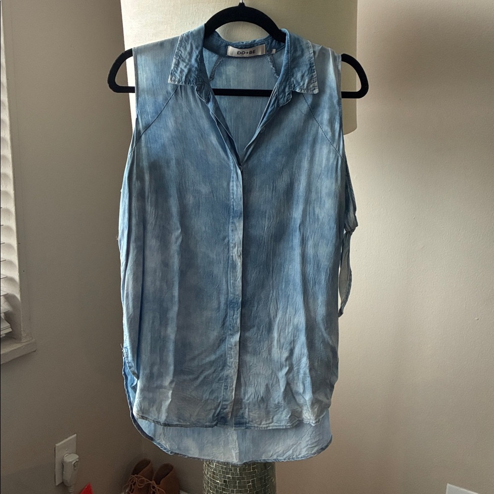 DO+BE Women's Light Blue Sleeveless Button Down Shirt